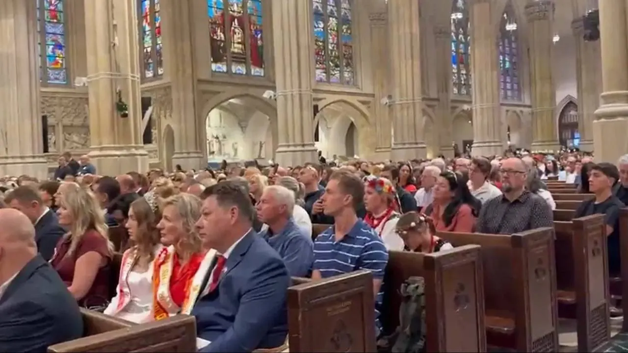 „Niech Bóg prowadzi Paradę Pułaskiego!”. Polonia rozpoczęła swoje święto w katedrze św. Patryka