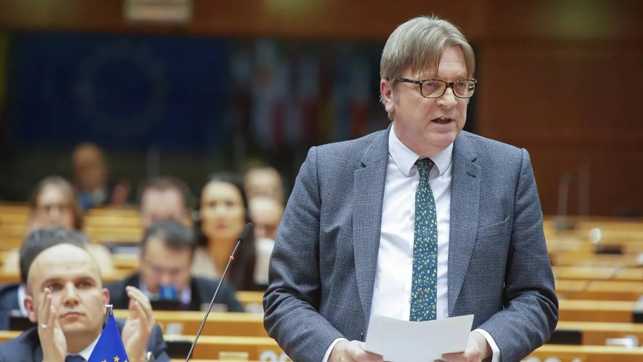 Guy Verhofstadt pod lupą europejskiej prokuratury. Zaciekły krytyk Polski może usłyszeć zarzuty