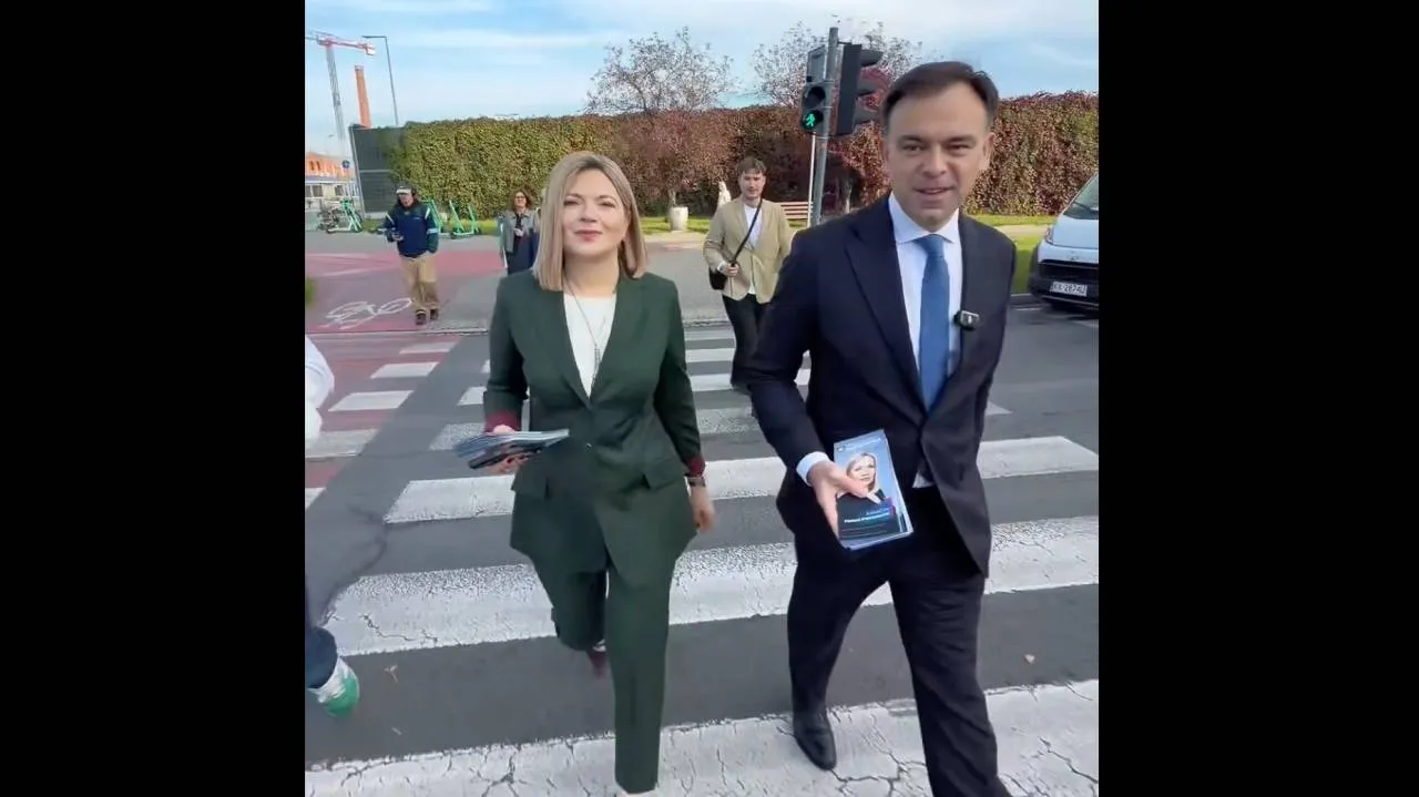 Domański paraduje z ulotkami w Krakowie. "W ramach obowiązków służbowych czy był na urlopie?"
