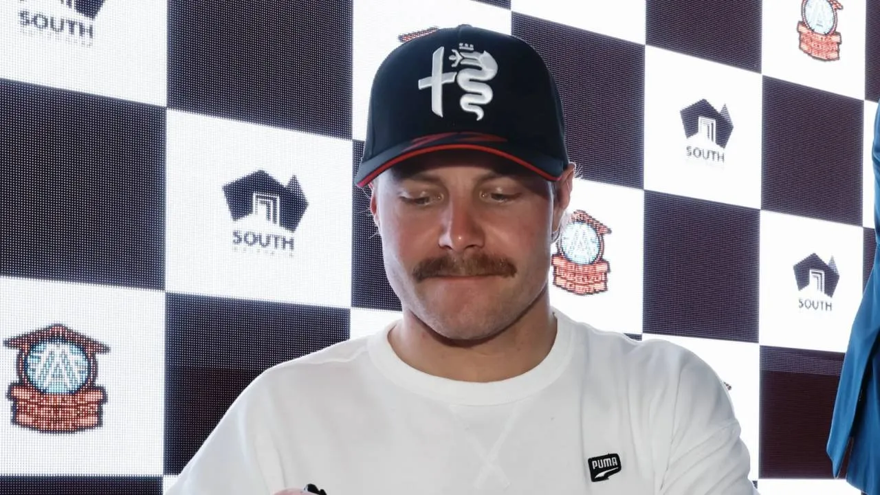 Kierowca Formuły 1 zaskoczył wszystkich. Na Grand Prix Singapuru jedzie na... rowerze