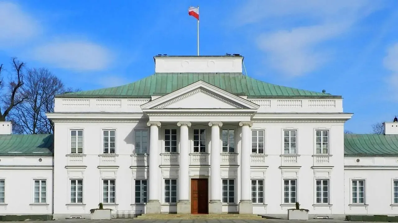 Nowy znak przed Belwederem. To specjalna wiadomość do Donalda Tuska