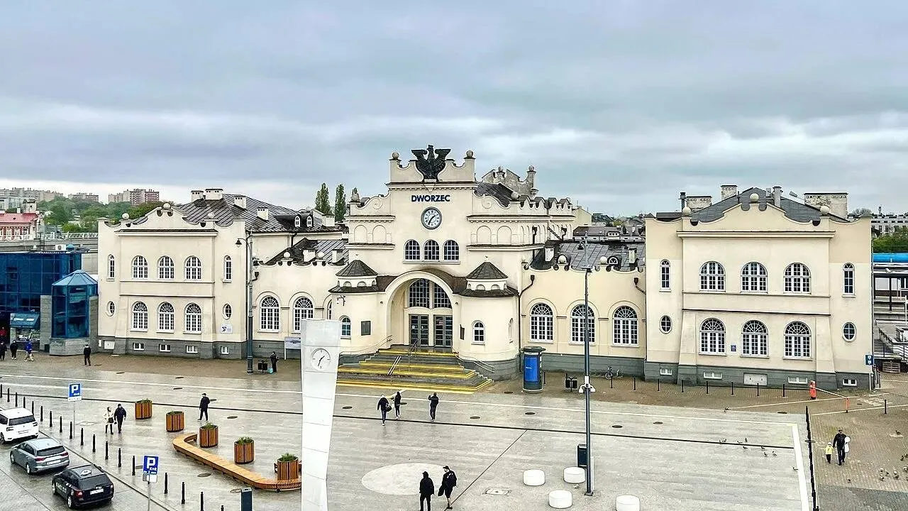 Osiem szkół i dworzec kolejowy ewakuowane. Powodem alarmy bombowe