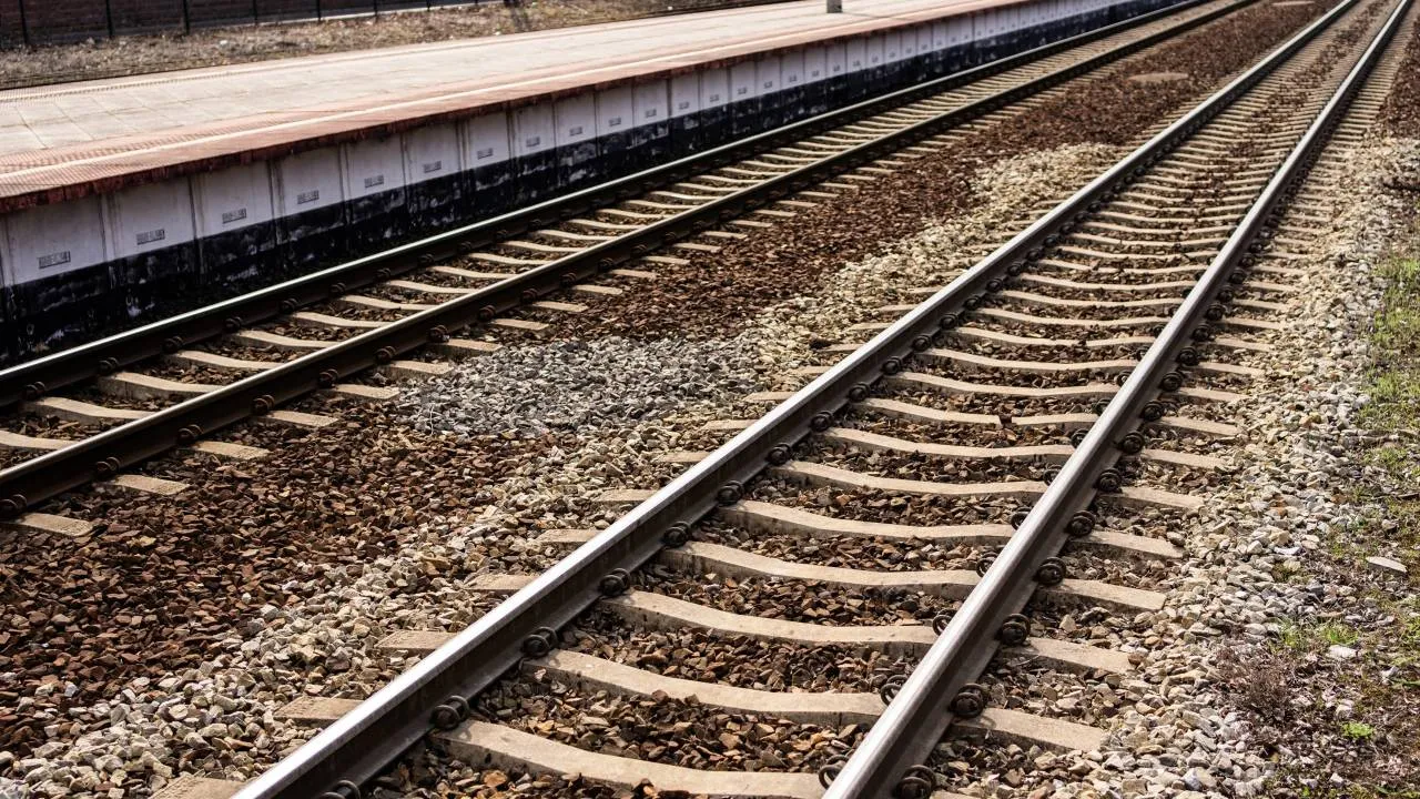 Kierowca ciężarówki wjechał wprost pod pociąg. Poszkodowany pasażer