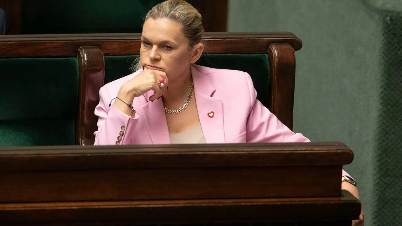 Groza w szkołach - Nowacka obwinia prezydenta Nawrockiego. W sieci zawrzało. "Policja działała bezprawnie?"