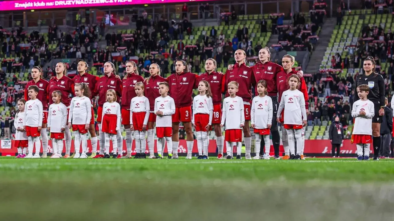 Polki ruszają po historyczny awans. Na początek bardzo trudny rywal