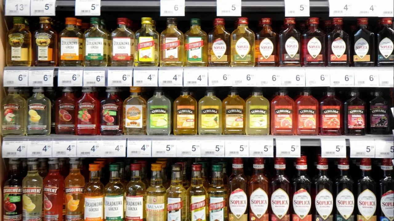 Koniec „małpek”? PiS chce zakazu sprzedaży mocnego alkoholu w małych butelkach
