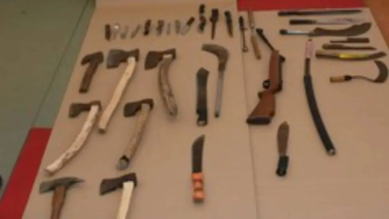 Niepokojące nagranie 14-latka w sieci. Policja zabezpieczyła noże, maczety i siekiery