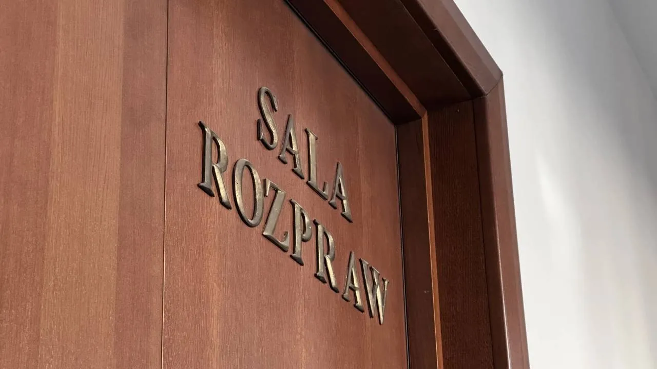 Atak nożem w warszawskiej szkole. 21-latka usłyszała pięć zarzutów