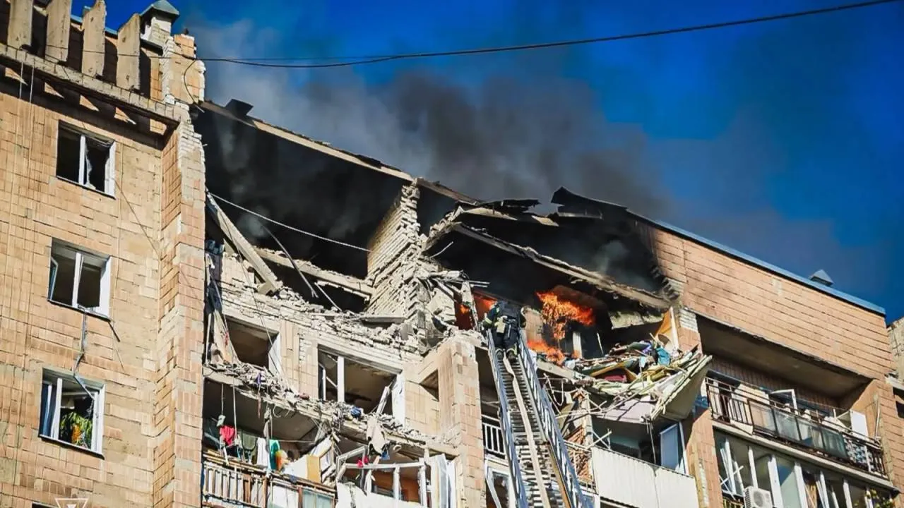 Rosyjskie drony zaatakowały Charków. 12 osób rannych, wybuchł pożar