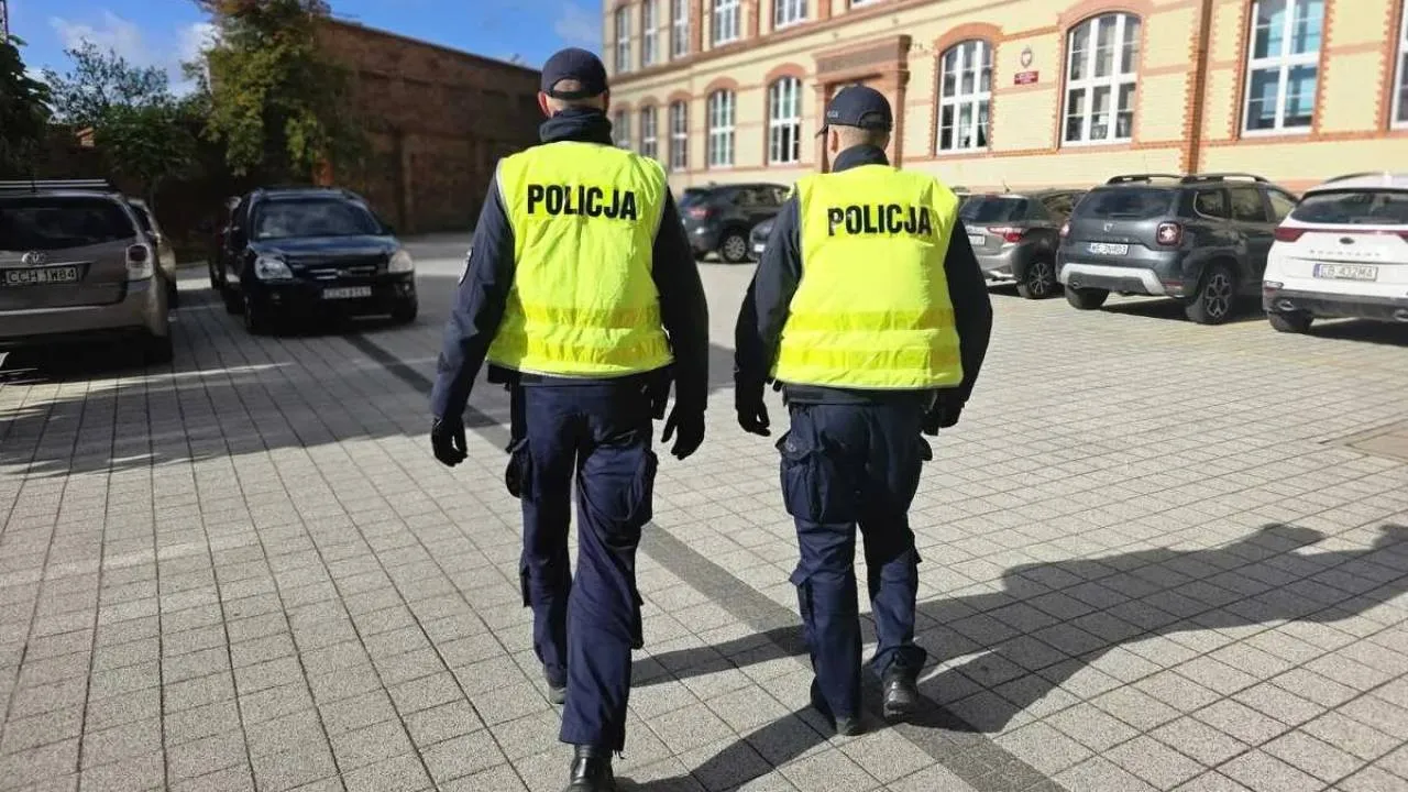 Policja przywróciła kontrole w szkołach. Do poranka - ponad 300 zdarzeń
