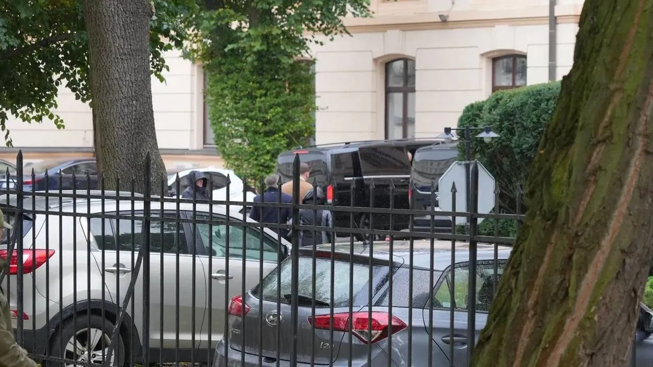 Berek przyjechał do budynku TK. Wraz z nim reszta anty-sędziów