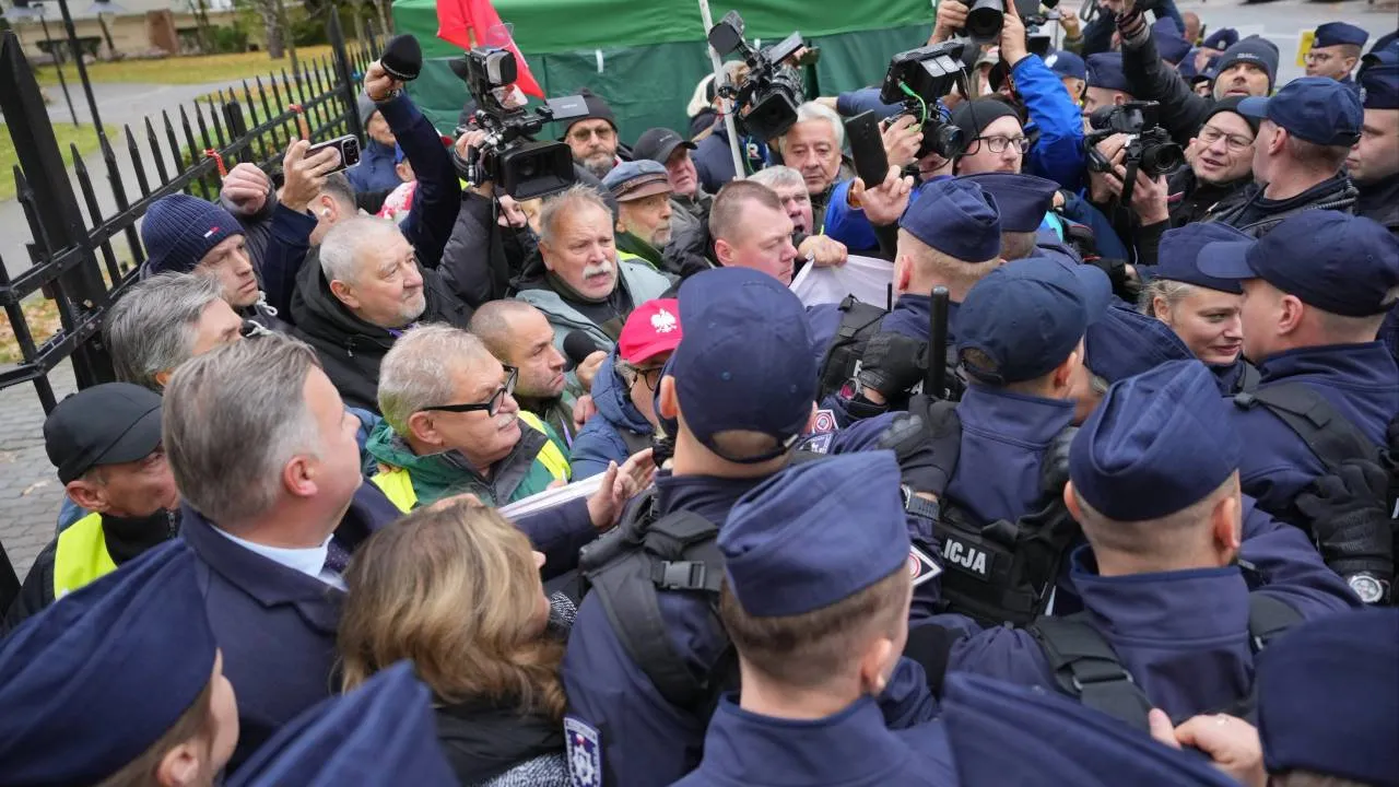 Prezes Kaczyński w gmachu TK. Na miejsce udaje się Przemysław Czarnek