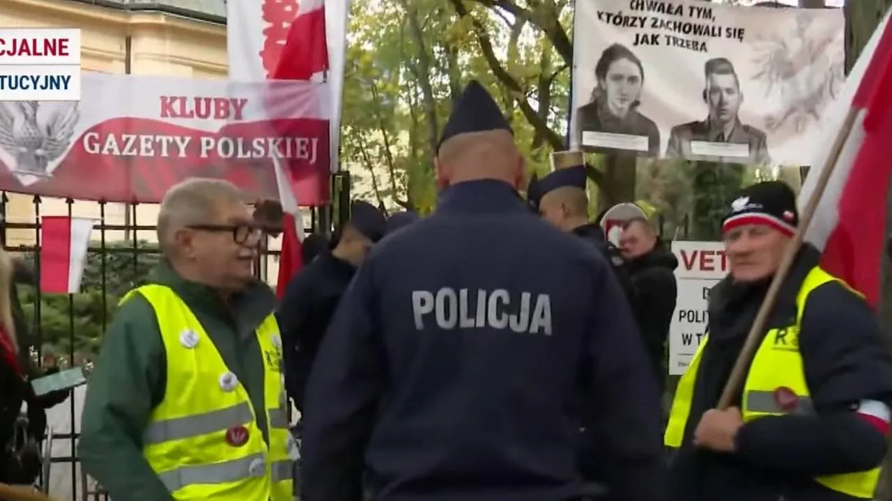 Szturm policji przed TK. Funkcjonariusze próbowali zablokować bramę wejściową