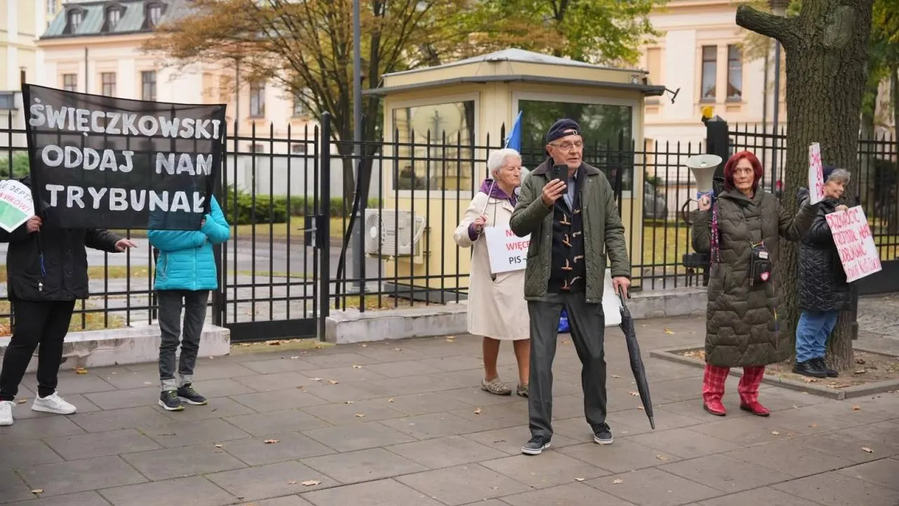 Przed Trybunałem pojawili się także zwolennicy rządu Tuska. Przedstawili swoje postulaty