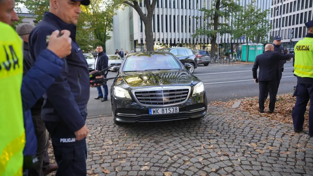 Wielkie poruszenie pod Trybunałem Konstytucyjnym. Przyjechał prezydent Karol Nawrocki