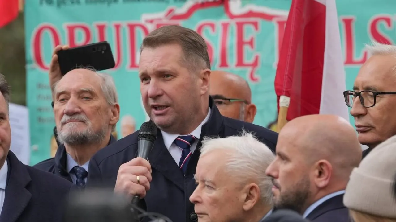 „Niech pan sobie nakłamie w twarz”. Czarnek odpowiedział na oświadczenie Tuska w sprawie Trybunału