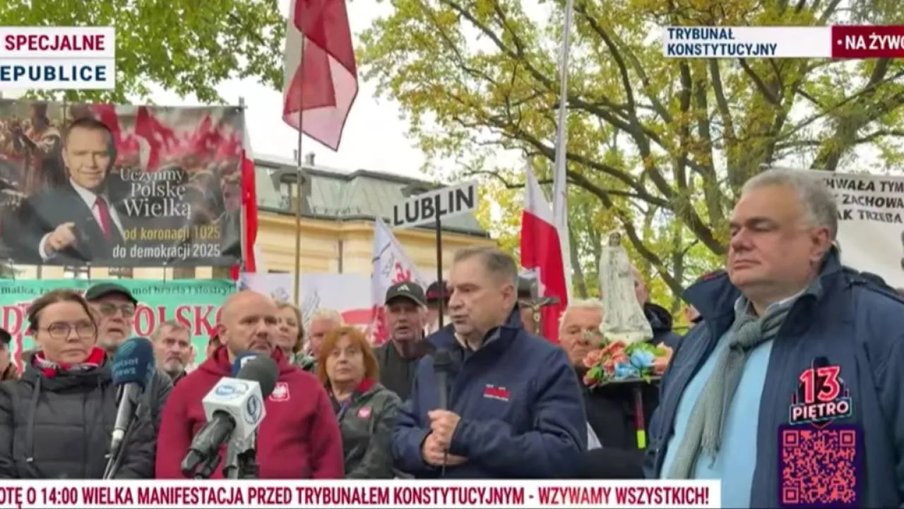 "Mam zły komunikat dla Donalda Tuska". Mocne wsparcie pod TK. "Przyjechała kawaleria"