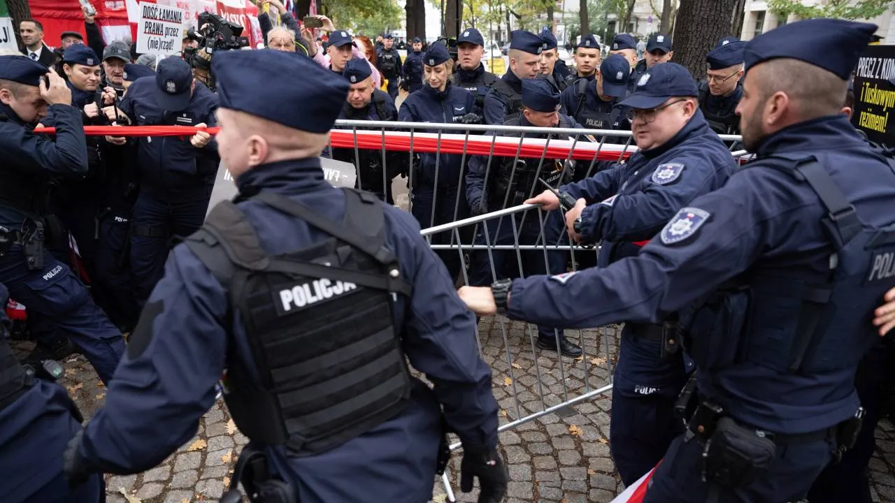 "Pęknięcie w policji to pewnik". Lider ROG wskazał, co niektórzy policjanci robili przed TK