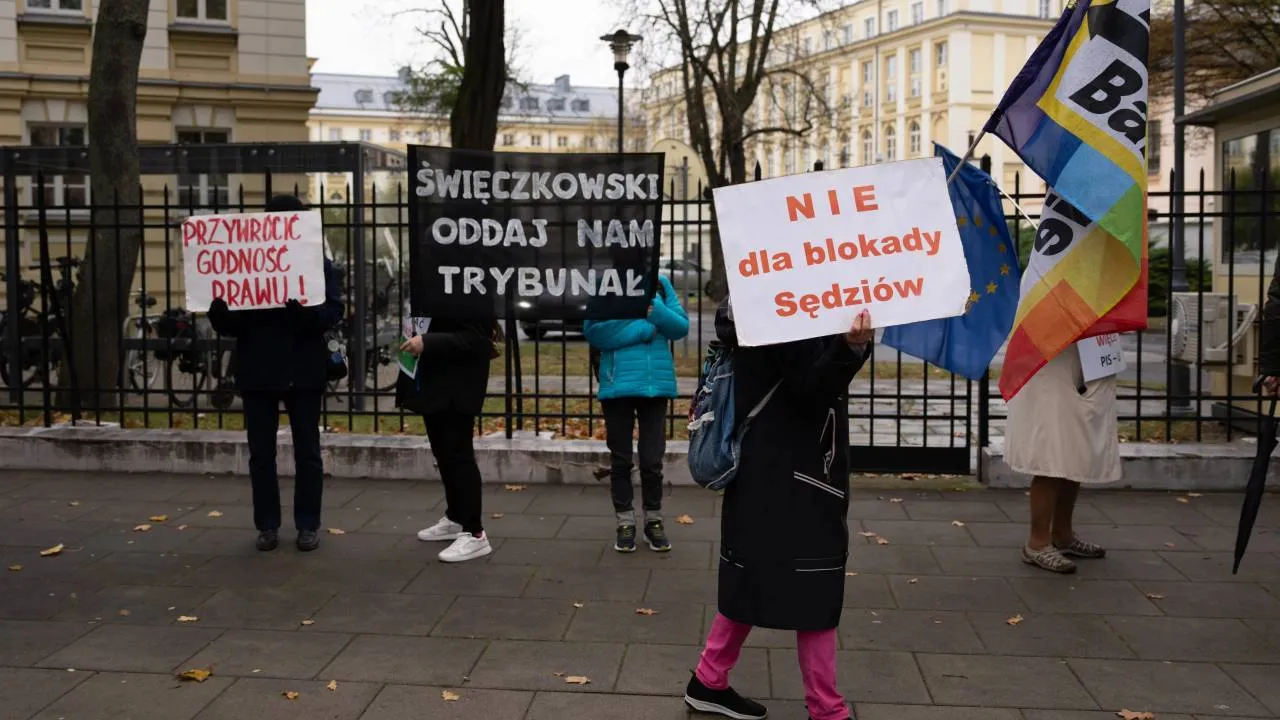 Przed Trybunałem pojawili się także zwolennicy rządu Tuska. Przedstawili swoje postulaty