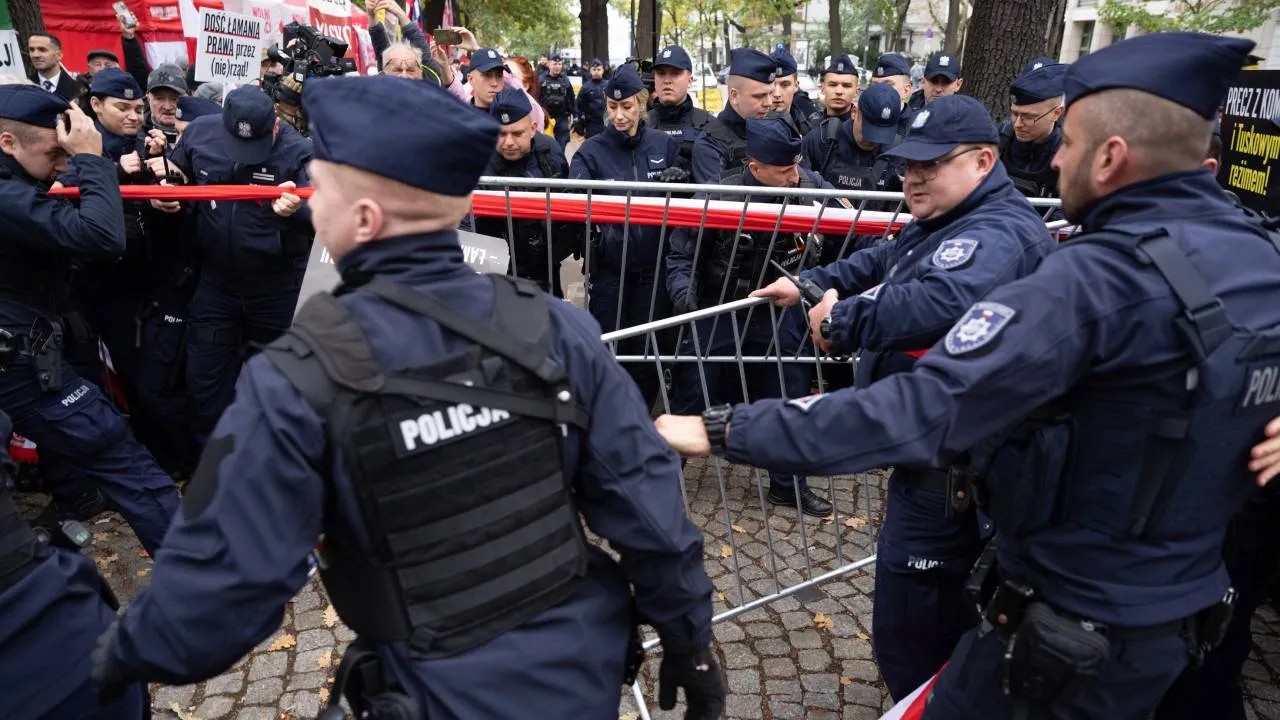 "Pęknięcie w policji to pewnik". Lider ROG wskazał, co niektórzy policjanci robili przed TK