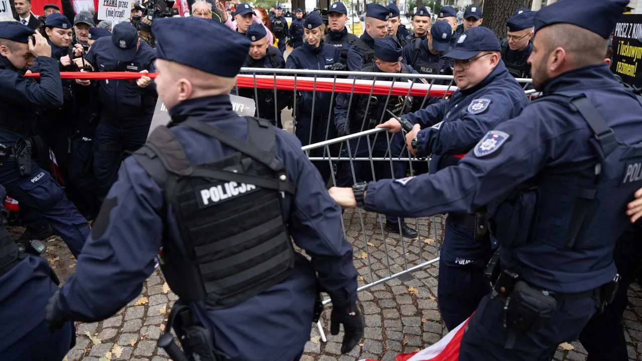 Brutalna interwencja pod TK i wstrząsające relacje zatrzymanych. „Przesłuchiwali za kratami, wyłamywali ręce”