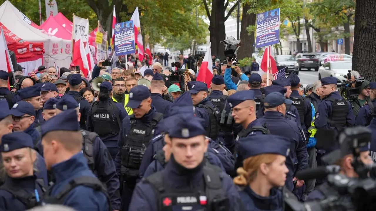 Policja brutalnie pacyfikuje pokojowo manifestujących. Kierwiński... zgłasza Republikę do prokuratury