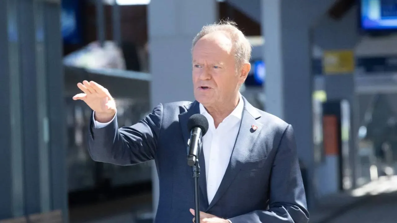 Tusk skomentował akcję policji w biurze Borowskiego. Winę zrzucił na prezydenta i prezesa PiS