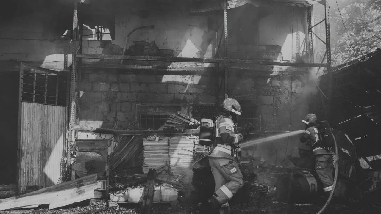 Tragiczny pożar w Nisku, dwóch strażaków nie żyje. Akcja potrwa do rana. ZOBACZ ZDJĘCIA