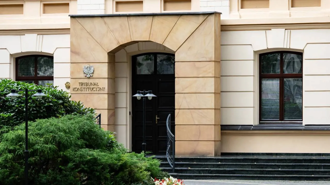 Prokurator od Żurka i policjanci w siedzibie TK. Trybunał wydał krótkie oświadczenie