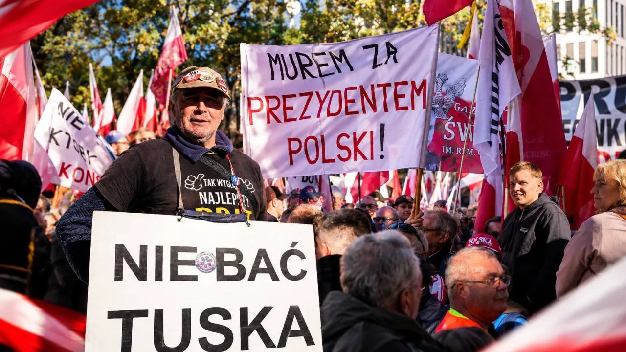 Nie przyszli z pustymi rękami. Oto transparenty obrońców Trybunału. ZOBACZ ZDJĘCIA
