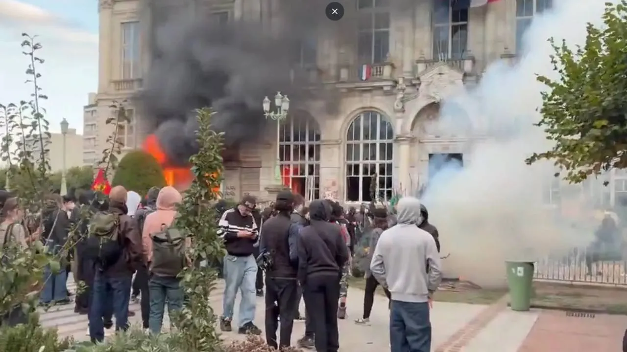 Chaos na ulicach francuskich miast. Setki tysięcy demonstrantów i płonące urzędy [WIDEO]