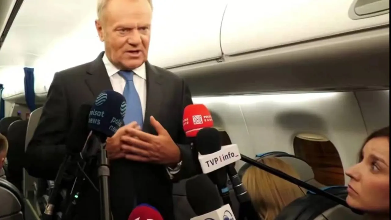 Wielki biały bwana pałą dyscyplinuje lud. "Na tym obrazku najlepiej widać, czym są publiczne media"