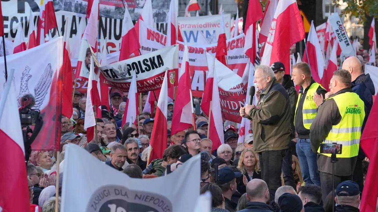 Adam Borowski pod Trybunałem Konstytucyjnym. "Ten łobuz Donald Tusk, niszczy nasz kraj"
