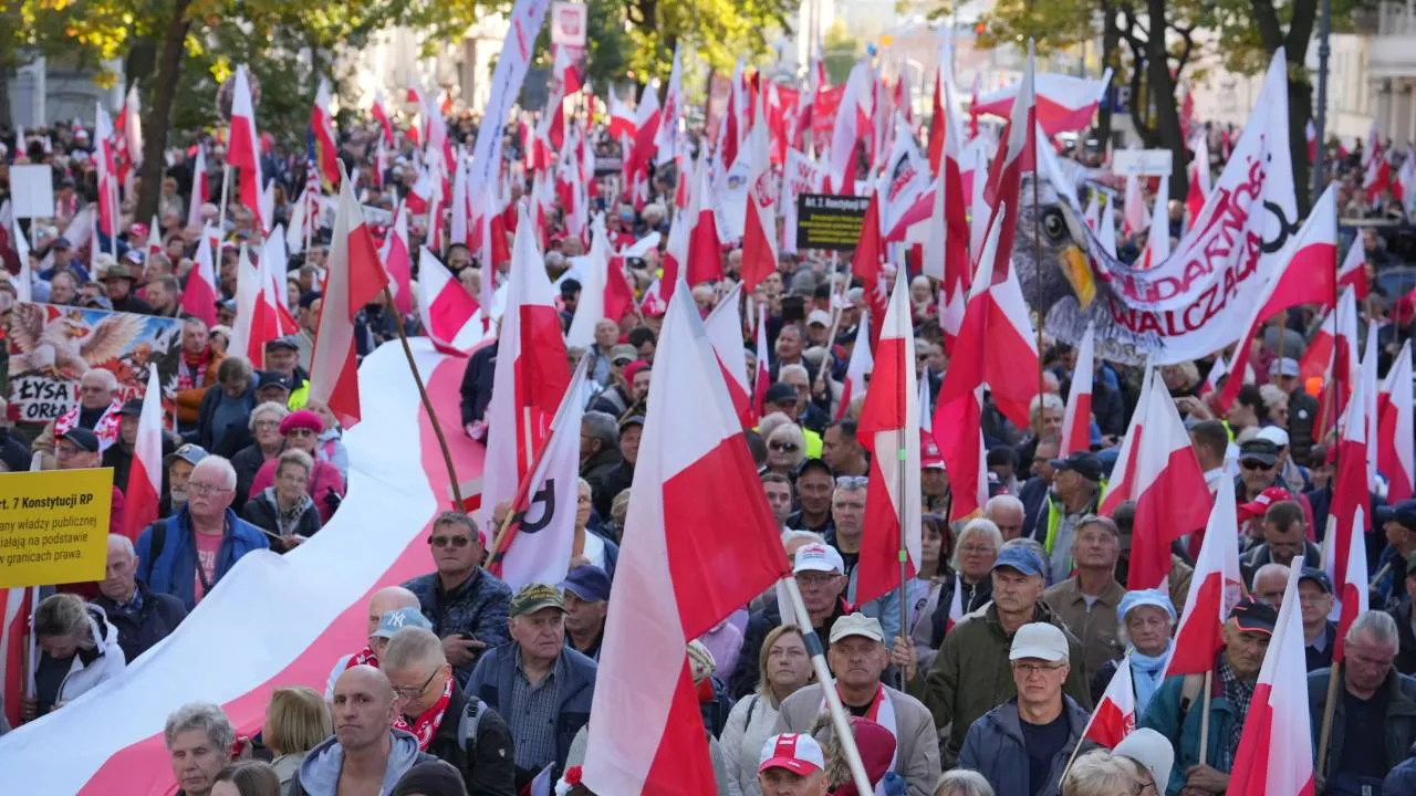 Manifestacja przed TK. Dziedziczak: „Trybunał trzeba obronić, bo to jest gra o Polskę”