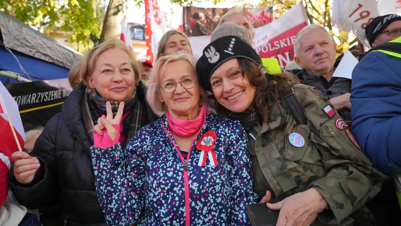 Manifestacja przed TK. Stawiły się tysiące patriotów. Zobacz ZDJĘCIA