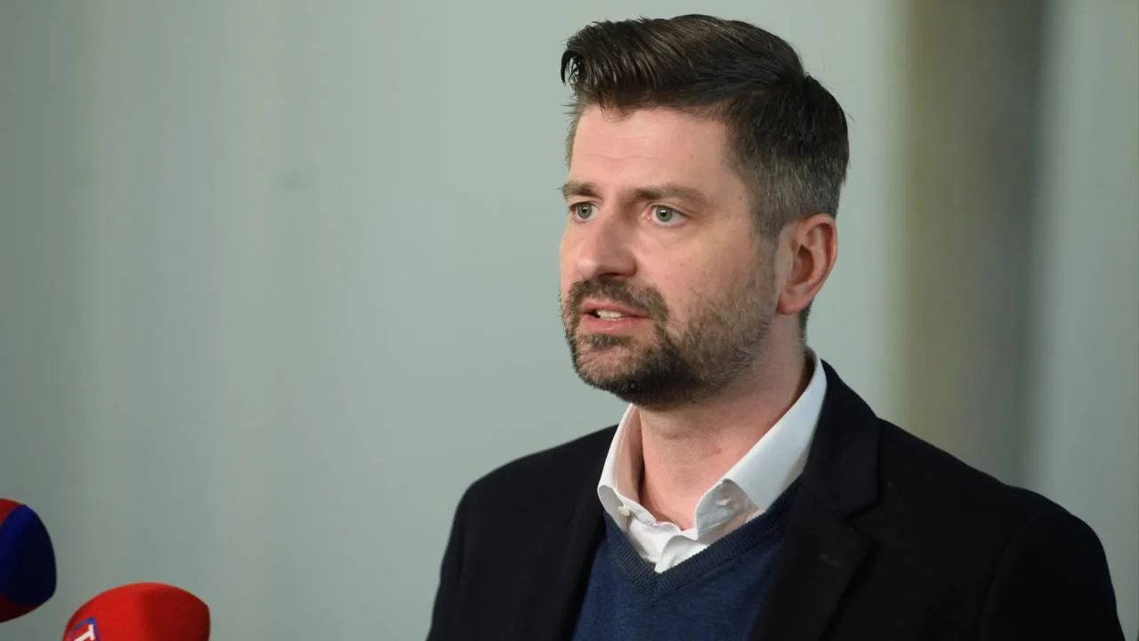 Zamieszki we Francji a Marsz Niepodległości. Dla Śmiszka nie ma różnicy. "Prawicowe bojówki"