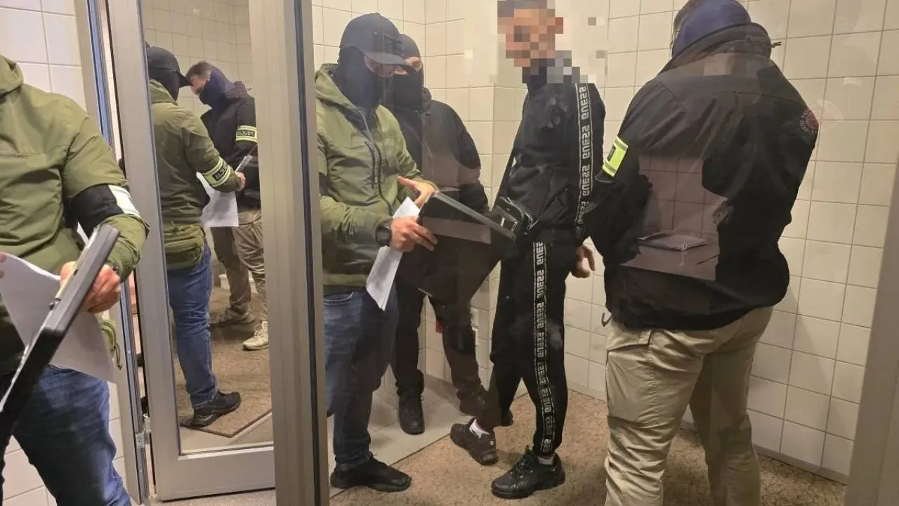 Kradli luksusowe auta i handlowali narkotykami. Siedem osób za kratami
