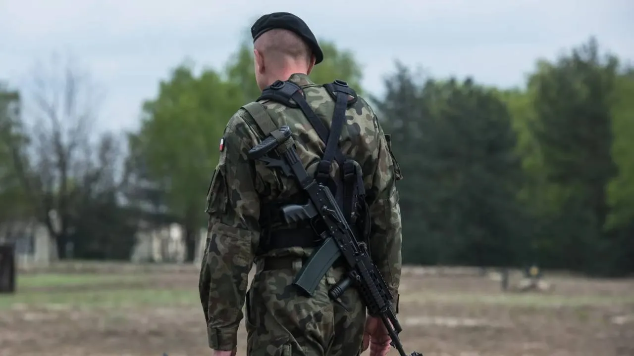 Żołnierz uniewinniony za postrzelenie migranta. Prokuratura oskarżała go do końca