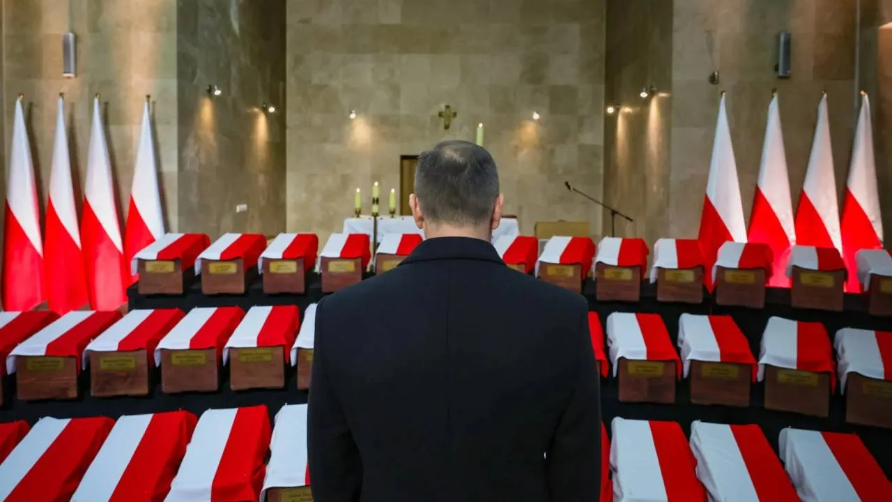 Prezydent Nawrocki pożegnał ofiary reżimu komunistycznego. "Niespełnione sny powstają z mogił". ZOBACZ ZDJĘCIA