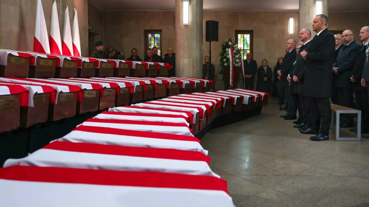 „Namiastka piekła na ziemi”. Mocne słowa prezydenta Nawrockiego podczas pogrzebu ofiar komunizmu