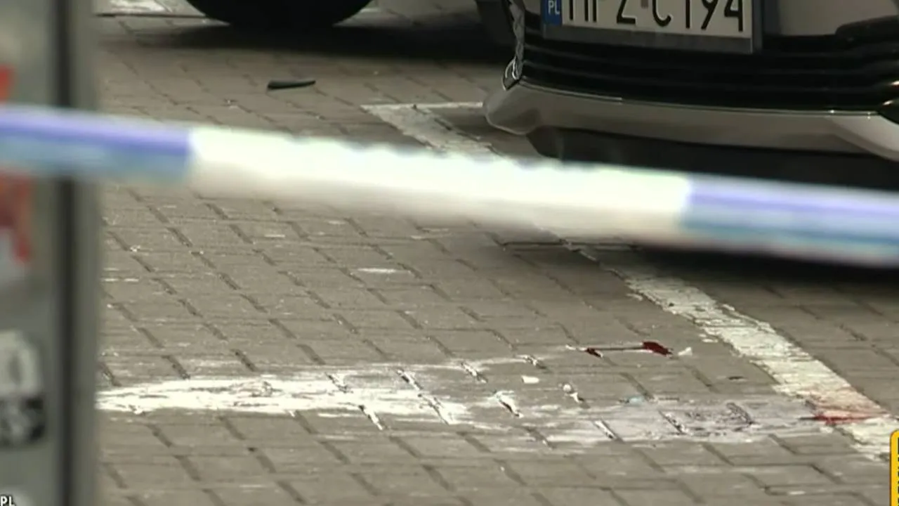 Atak nożownika na Nowogrodzkiej w Warszawie. Sprawca uciekł