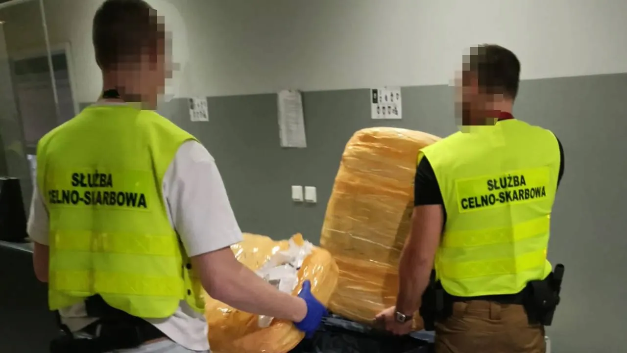 Grek przyleciał z walizką pełną narkotyków. Marihuana warta 2,2 mln zł!