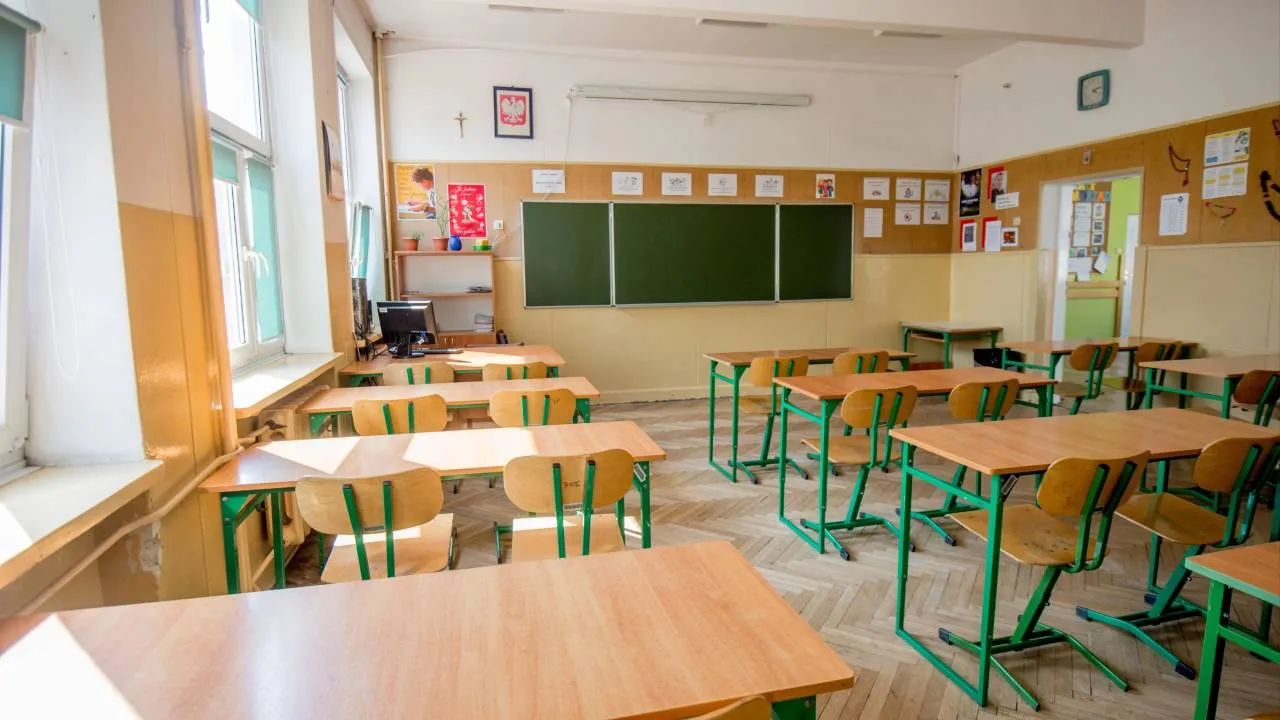 Bramki przy wejsciach do szkół? Większość Polaków jest "za"