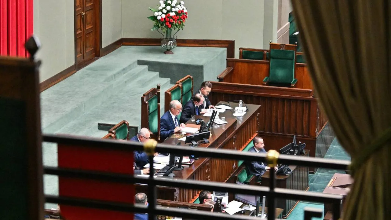 Gorąco po decyzji Sejmu. Prawnicy nie gryzą się w język. "Prawni dzikusi wzięli się za konstytucję"