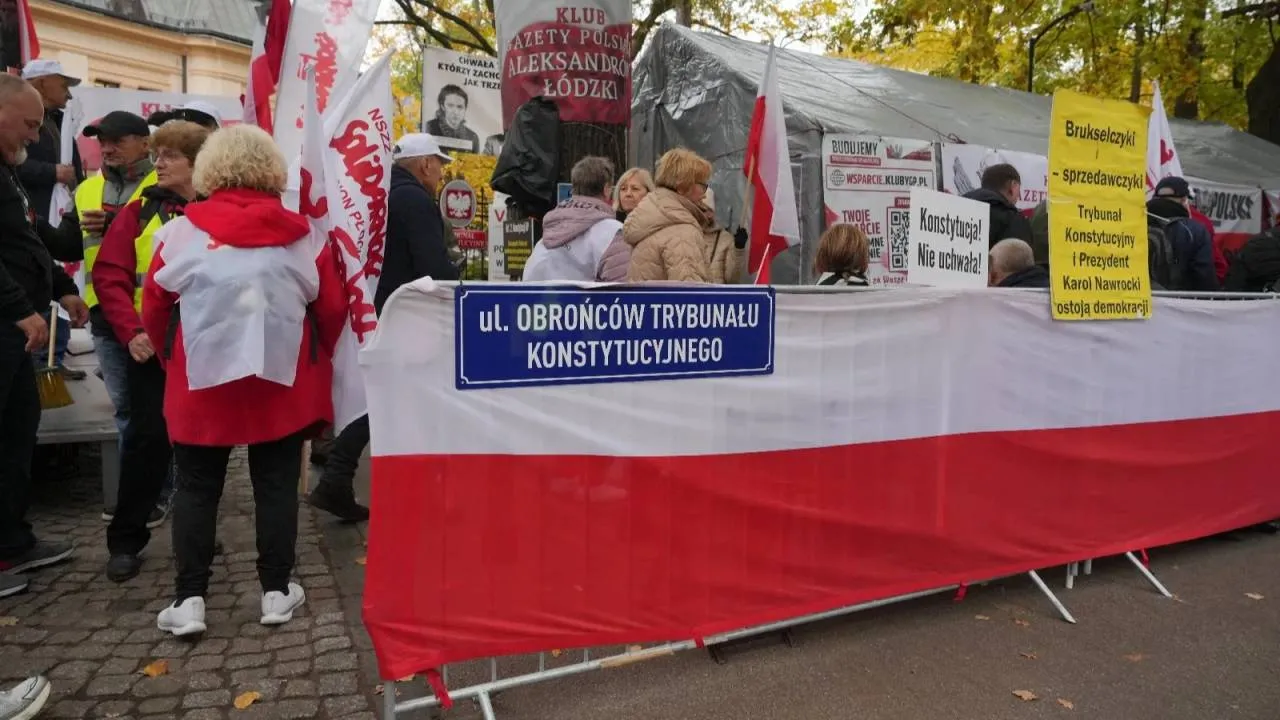 Adam Borowski apeluje: Przyjeżdżajcie do miasteczka przed Trybunałem. Przyda się każda para rąk