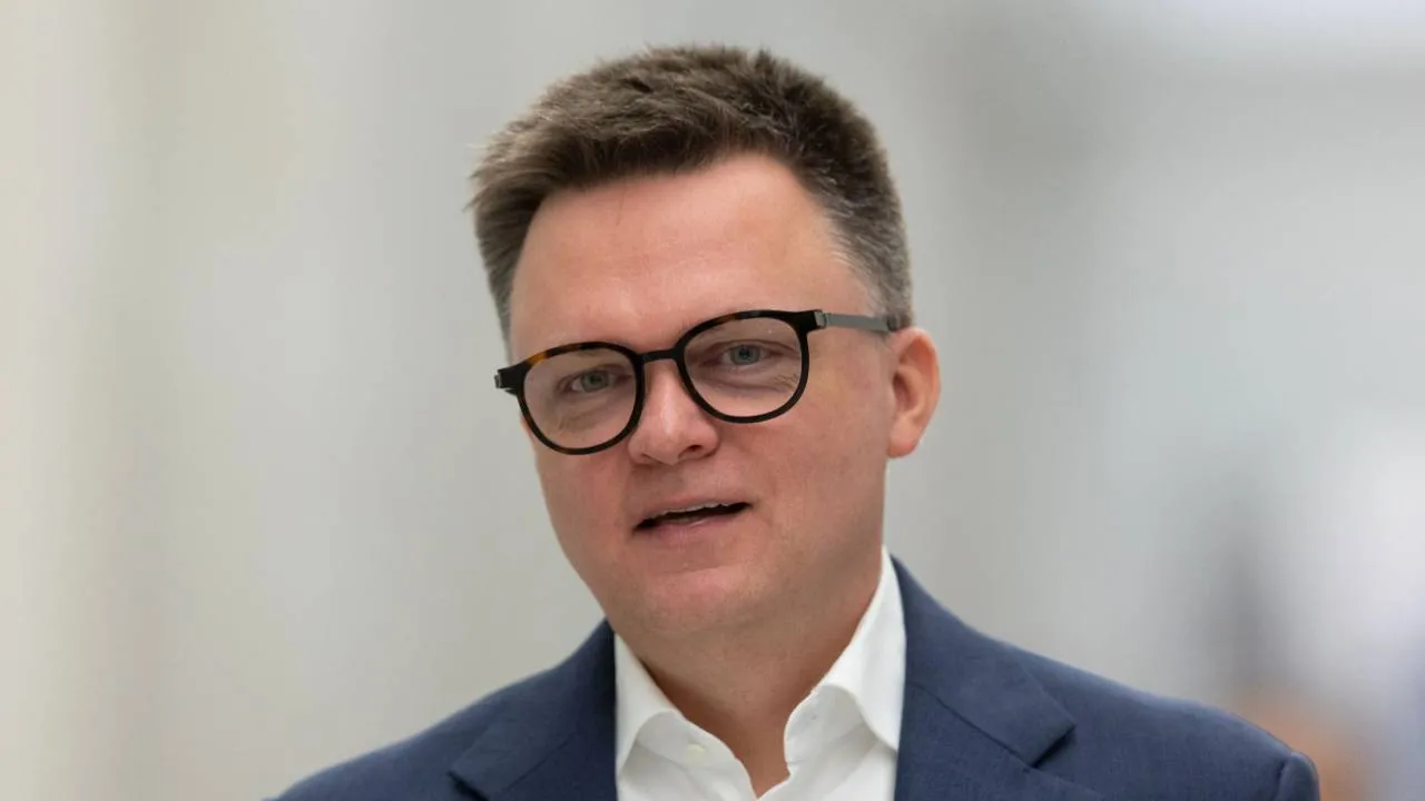 Dalsze plany polityczne Hołowni. "Siedzimy obok siebie, więc często rozmawiamy..."