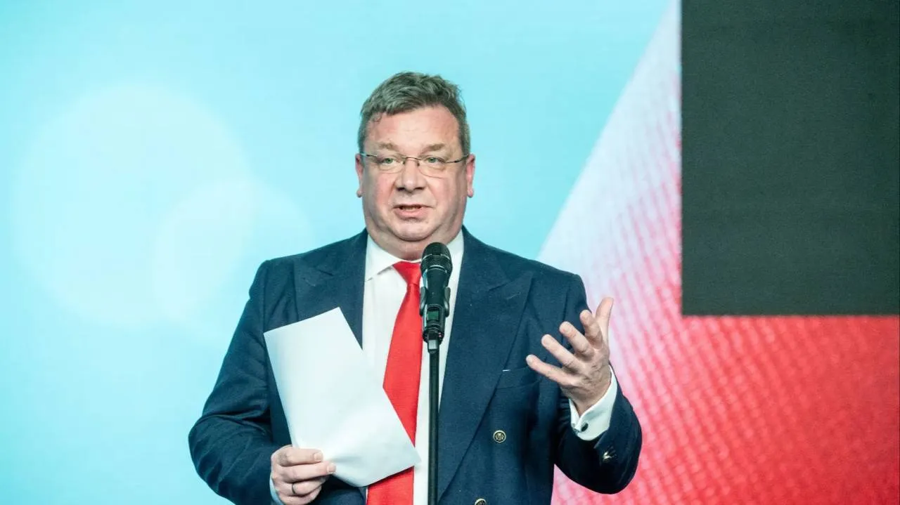 Wójcik wezwany do prokuratury. "Pan premier nie miał oporów, by te rzeczy ujawnić"