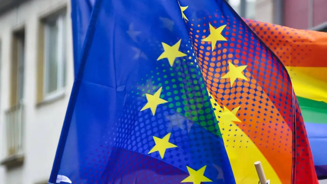 Komisja Europejska i rząd Tuska chcą pielęgnować pamięć o… LGBT. Miliony euro dla tęczowych aktywistów