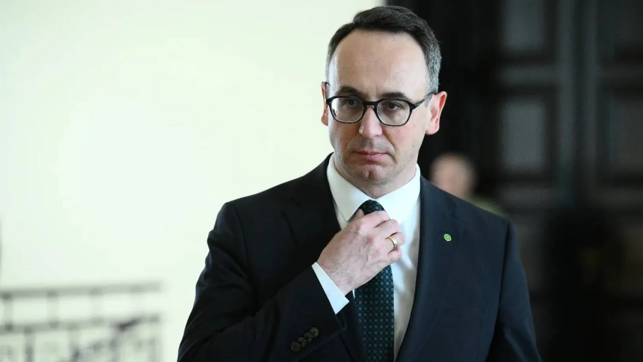 Prezes PiS mówił o zmianach w UE. Klimczak ruszył z sondażami i „polską racją stanu”
