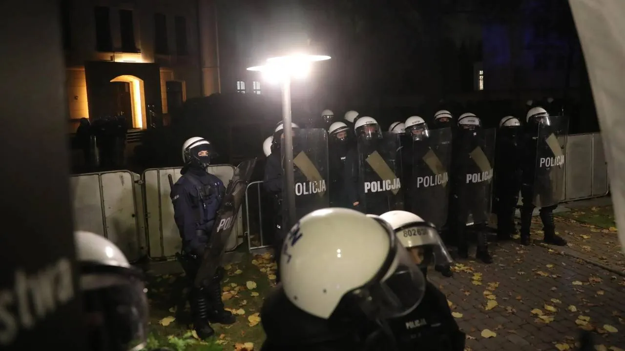 Policjanci mają być gotowi do wyjazdu. W dokumencie mowa o broni, amunicji i sprzęcie specjalistycznym